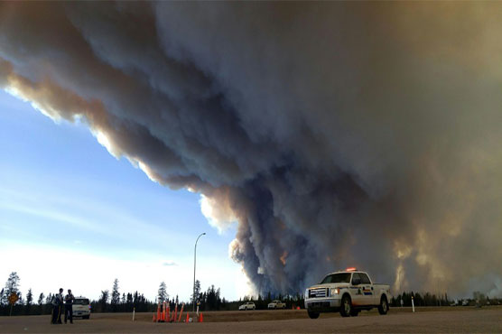 Weather aids firefighters battling blaze in Canada oil region 
