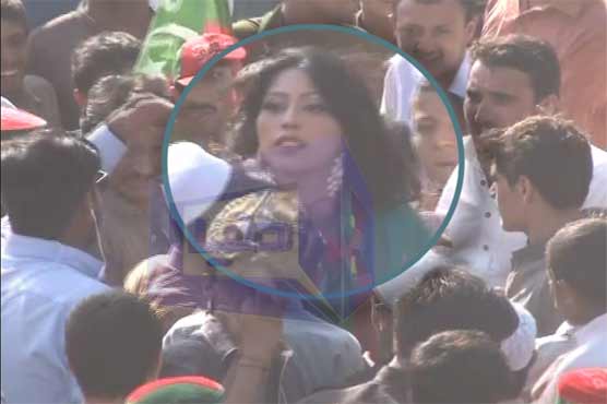 Model Annie mistreated by crowd attending PTI rally in Peshawar