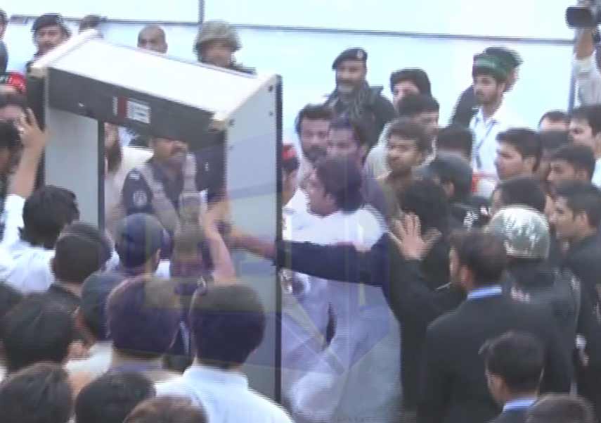 Mismanagement in PTI rally injures 2 workers, damages Dunya News DSNG