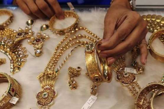 Gold near 1-1/2-week low as dollar keeps strength