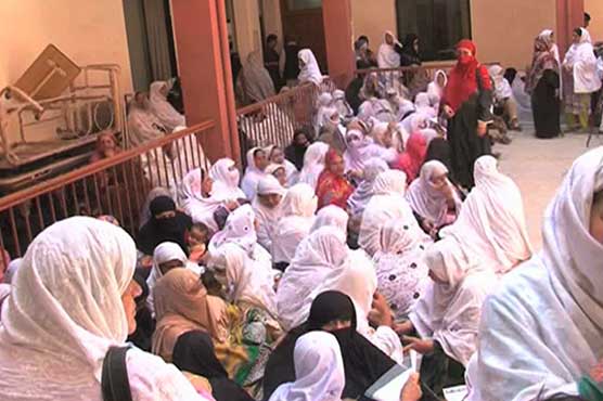 Peshawar: Lady health workers take to street for acceptance of demands 