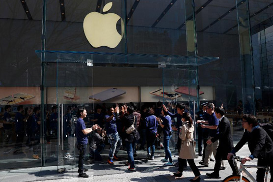 Asia tech stocks track Apple rally, oil boosts energy firms