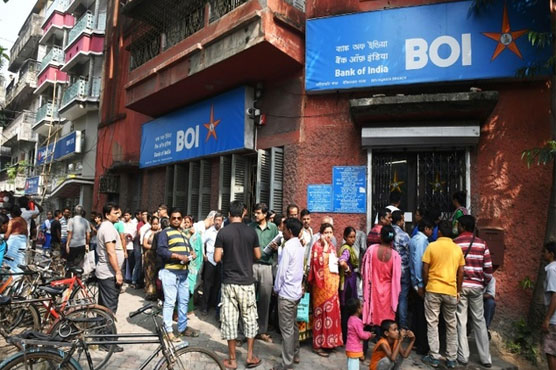 India banks reopen to long queues after rupee withdrawal