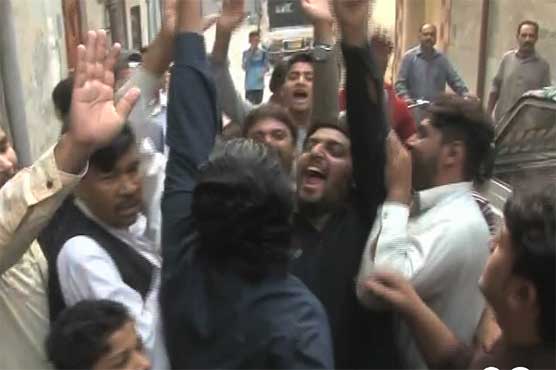PML-N workers protest as Ayaz Sadiq talks to media in Lahore