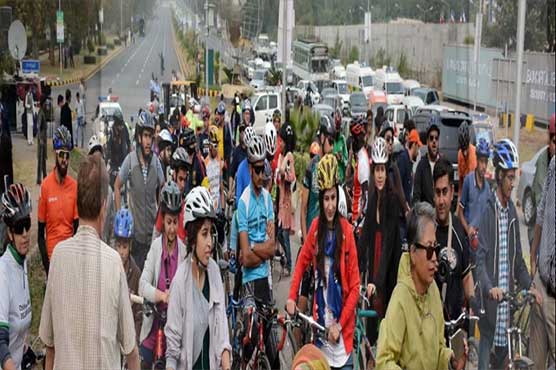 Lane assigned for cyclists on Constitution Avenue