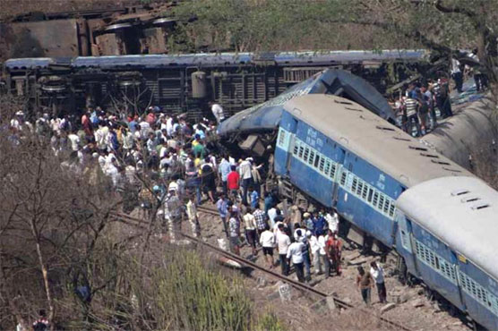 Over 100 killed as Indian train derails