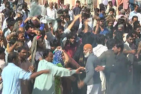 Local administration evicts residents from Labour Square building in Karachi