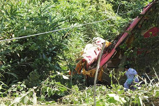 18 dead as Thai bus plunges into ravine