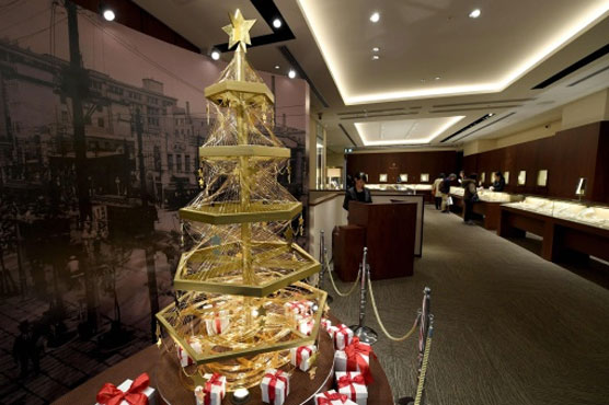 Putting on the glitz: Tokyo gets $2m Christmas tree