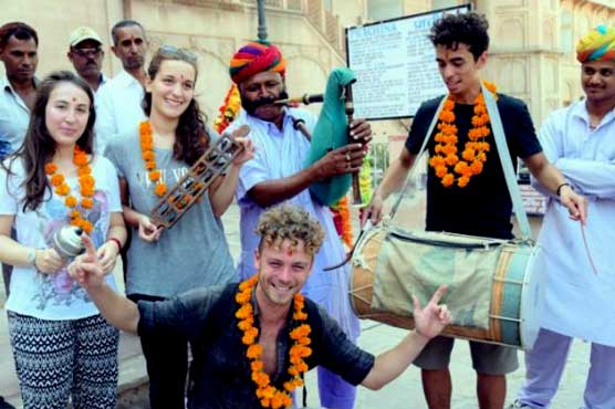 Currency cancellation in India: Foreign visitors forced to earn by dancing