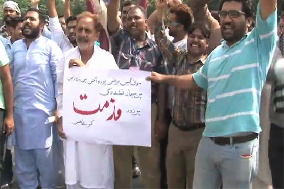 Lahore: Sui Northern Gas employees strike over manhandling by MNA's security guards