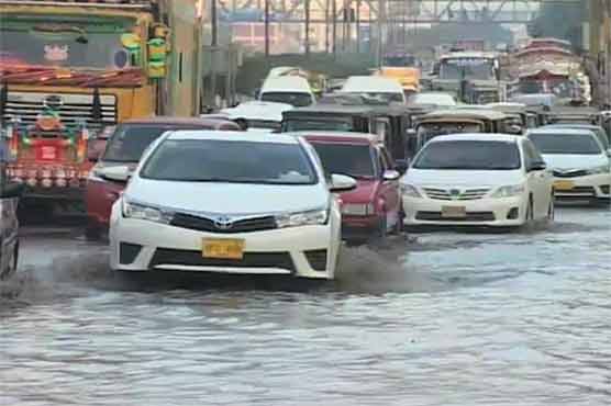 Karachi: Sewerage water jams traffic on Gulistan-e-Jauhar's main road