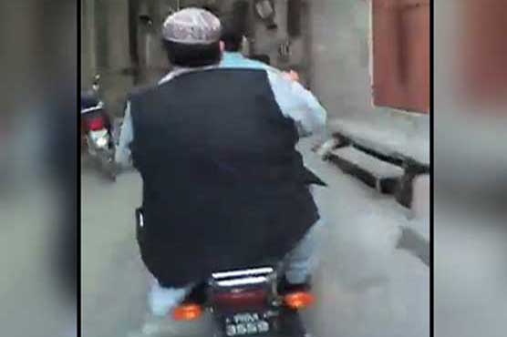Sheikh Rasheed reaches Rawalpindi's Committee Chowk on motorcycle