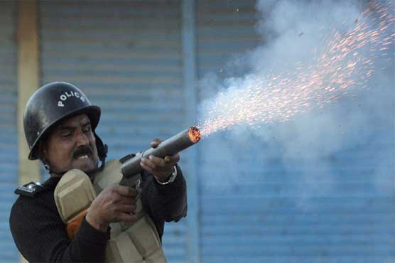 Islamabad police use expired tear gas against PTI, AML protesters