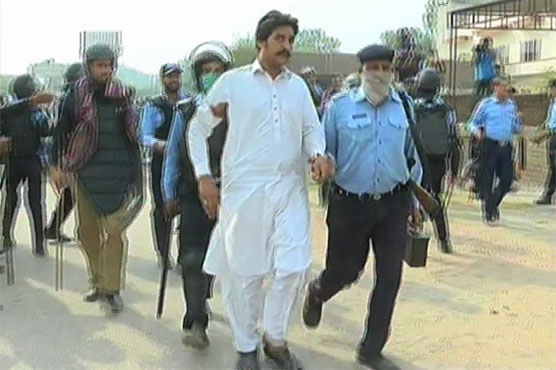 PTI workers clash with police near Bani Gala, 70 detained