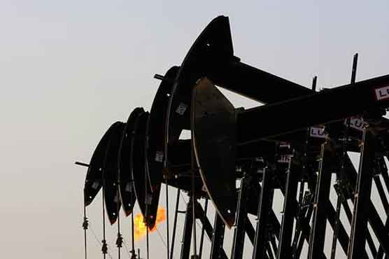 Oil struggles after diving on US data, Libya news