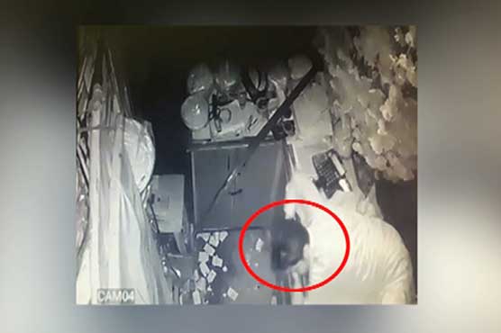 Dunya News obtains CCTV footage of robbery at decoration shop in Multan