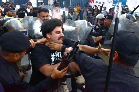 Alamgir Khan released from Lyari police station