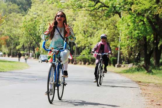 Pakistani feminists ride bikes to claim public space