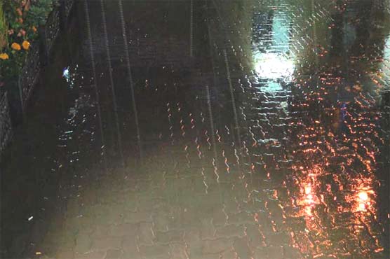 Lahore: Light drizzle turns weather pleasant