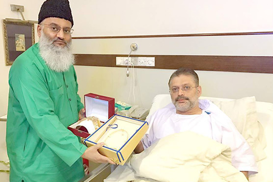Sharjeel Memon donates gold crowns to Chhipa
