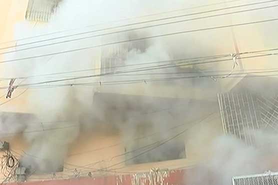 Karachi: Fire tenders busy in dousing Tariq Plaza fire