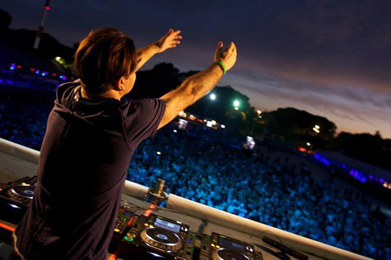 DJ hosts party at Mount Everest