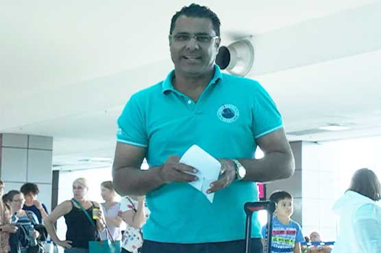Waqar Younis reaches a country 'very famous in Pakistan'