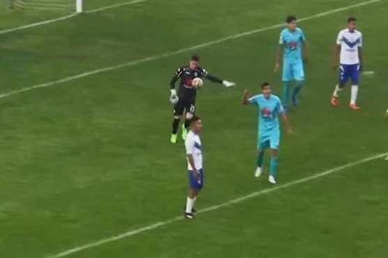 Keeper scores amazing goal from own penalty area in Bolivia