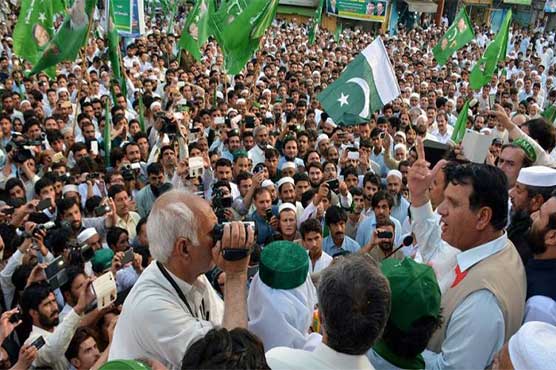 Amir Muqam declares Pervaiz Khattak 'broker'