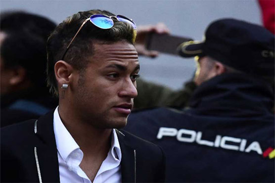Football: Neymar keeps silence on return to Barcelona