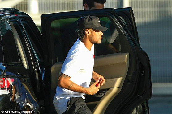 Football: Neymar parties in Saint-Tropez after record move
