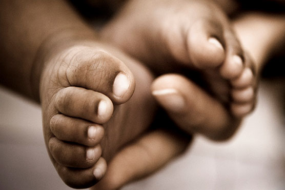 Kenyan woman gives birth while waiting to vote