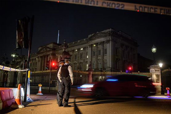 Man arrested after police attack outside Buckingham Palace