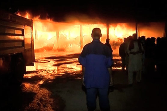 Blaze engulfs godown as firefighters go on strike in Karachi