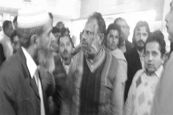 Lahore: Young doctors assault members of paramedical staff in Sheikh Zayed hospital