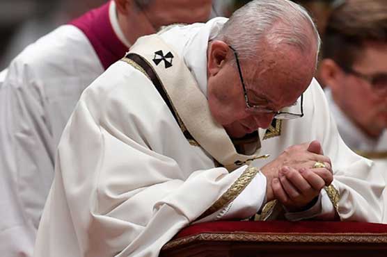 Pope pleads for migrants at Christmas mass