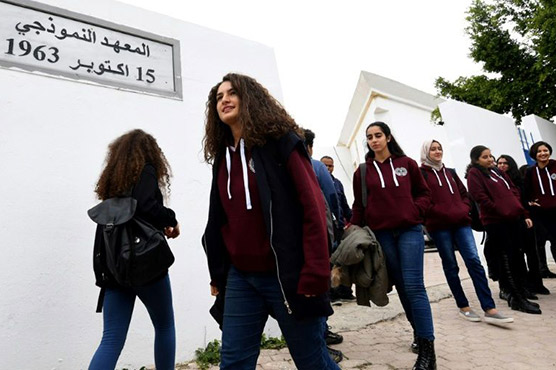 Tunisian schoolgirls rebel against having to wear uniform