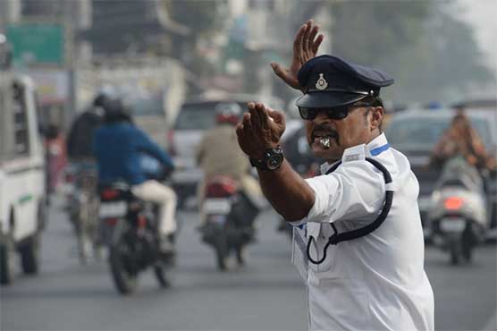 India's 'moonwalking' traffic cop turns heads
