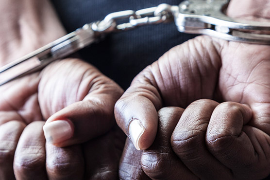 Citizens thrash two robbers in Karachi before handing them over to rangers