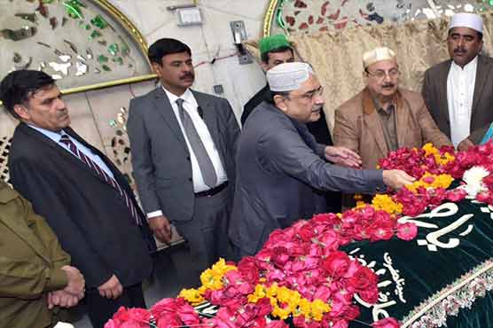 Zardari visits Data Darbar in Lahore visit
