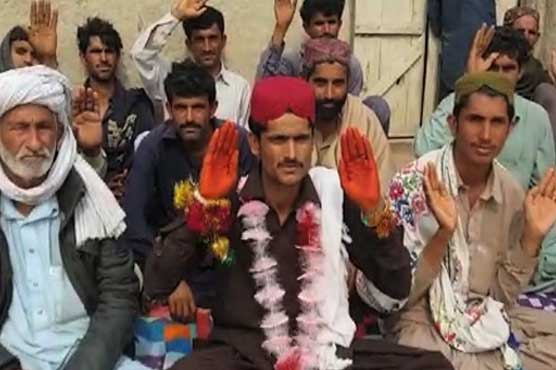 Groom stages sit-in as bride runs away from wedding in Ghotki