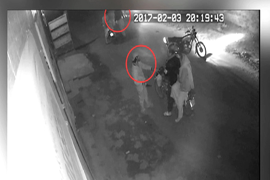 Two criminals on run after three muggings in 2 minutes in Lahore