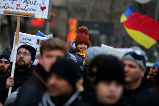 Romania scraps decree decriminalising graft as mass protests persist