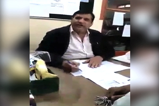 Woman students expose Karachi varsity clerk over bribe demands