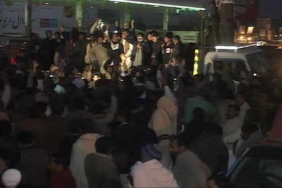 Chiniot: Farmers end sit-in after successful negotiations with govt official  