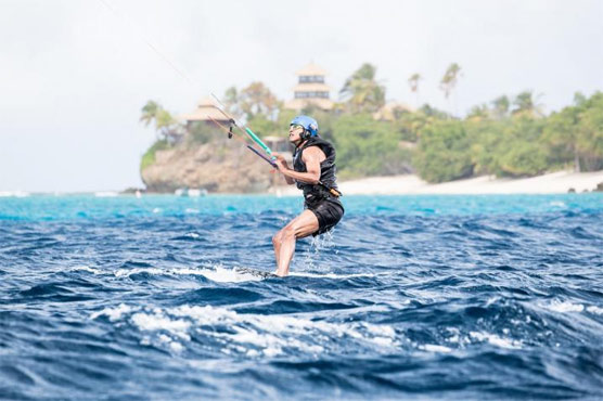 Obama kiteboards in Caribbean with billionaire Richard Branson