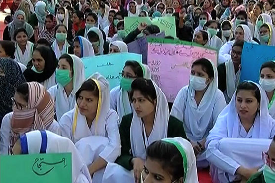 Nurses' protest against non-provision of allowance enters second day in Karachi