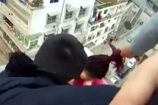 Man saves wife from suicide by grabbing her hair
