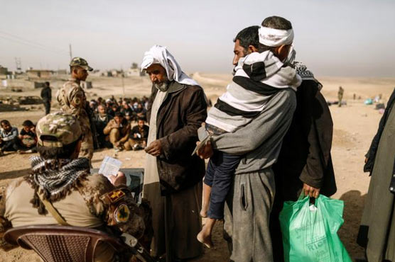 Iraqi forces seize Mosul bridge as thousands of civilians flee